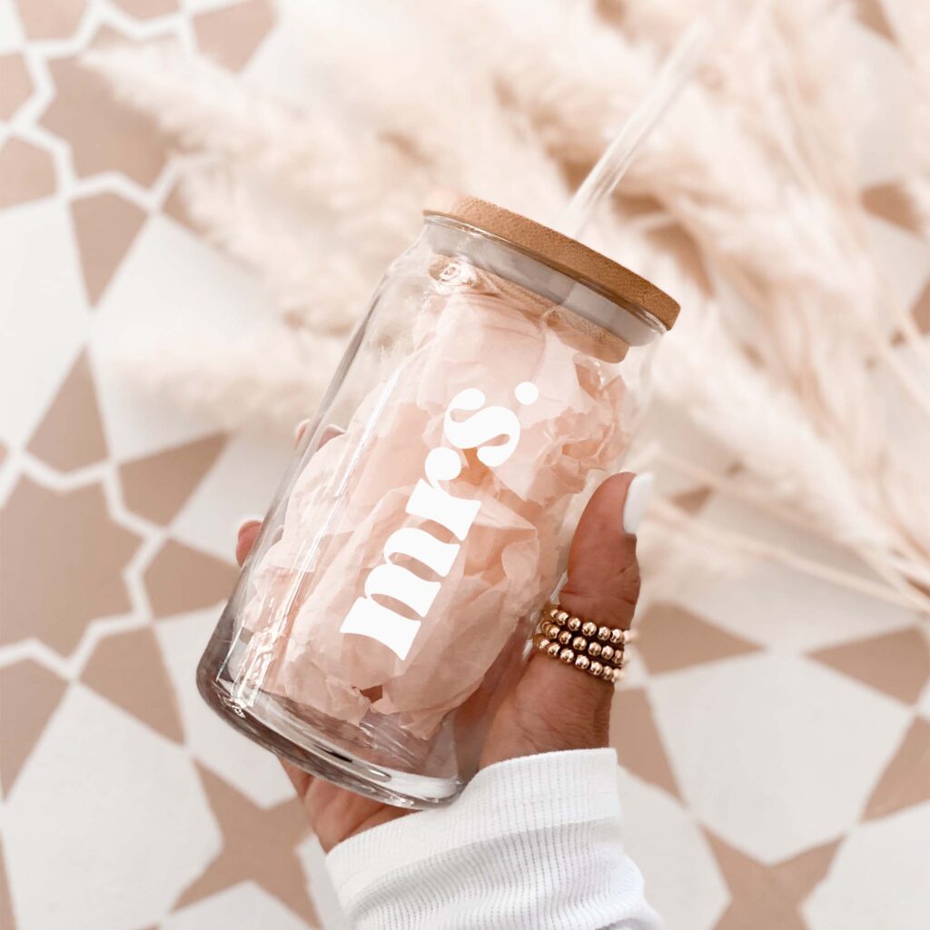 Explore our collection of gifts for the bride, featuring a personalized coffee glass. This eco-friendly and stylish glass is the ideal gift, customized with the bride's name, making her coffee moments even more special.